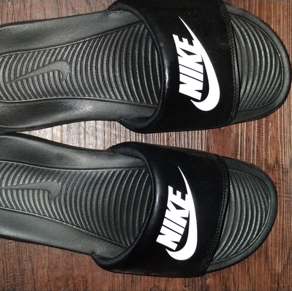 *New* Nike Black and White Slide Sandals - Picture 2 of 4